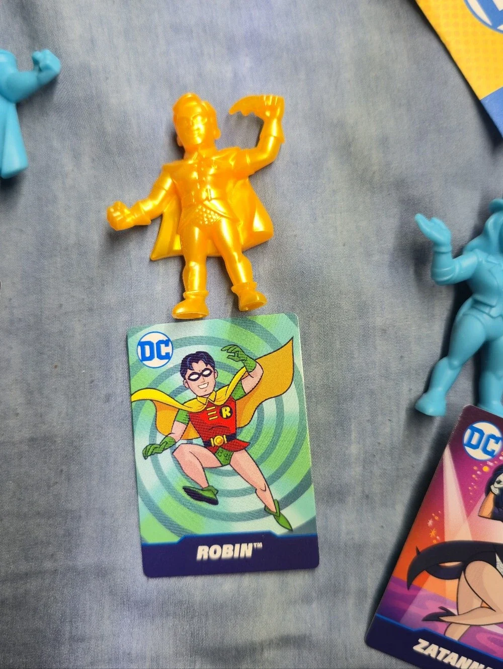 2025 Wendys DC Comics Kids Meal Blue Martian Manhunter, Zatanna Gold Robin w/ ca